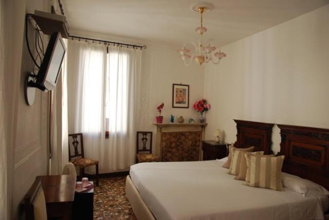 B&B Al Teatro With Canal View Венеция Экстерьер фото